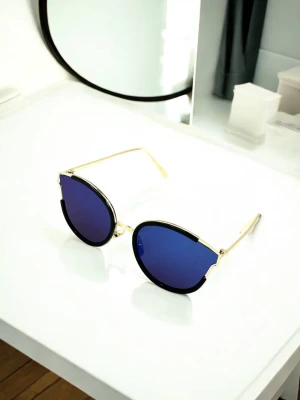 Оптом очки солнцезащитные "Cat eye" м.8393 с золотисто-пластиковой оправой голубой в ассортименте | Оптом солнцезащитные очки по низкой цене м.8393 - фото 1