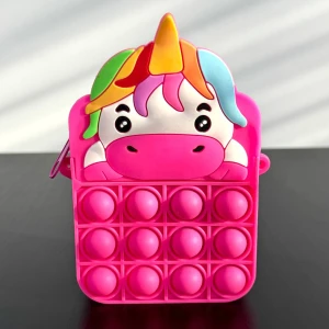 Оптом дитяча сумочка-іграшка pop it (силікон) м.хт205 в-10 д-8 ш-3,5 малиновий в асортименті - фото 1