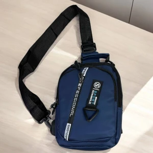 Оптом чоловіча сумка-слінг (плащівка/usb) м.9-5 в-23 д-15,5 ш-9,5 темно-синiй в асортименті - фото 1