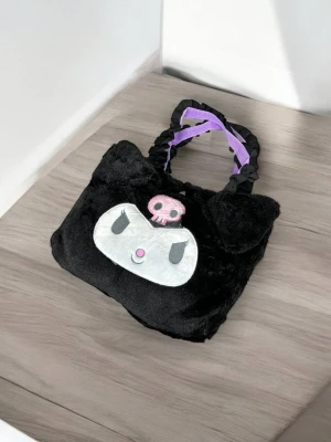 Оптом детская сумочка из меха м.388-4 черный в ассортименте | Оптом стильные детские сумки недорого - фото 1