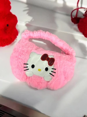 Оптом детская сумочка из меха м.388-8 розовый в ассортименте | Оптом сумка с короткой ручкой для детей - фото 1