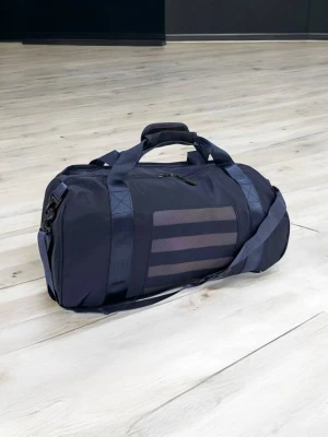 Оптом сумка дорожня з плащівки з бічними кишенями м.2184-2 темно-синiй в асортименті | Гуртом сумка для уніформи - фото 1
