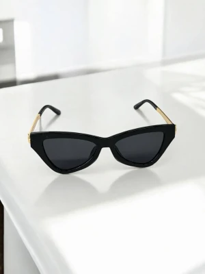 Оптом окуляри сонцезахисні "cat-eye" м.0126 з темною пластиковою оправою та  золотистими дужками чорний в асортименті | Гуртом дешево  сонцезахисні окуляри м.0126 - фото 1