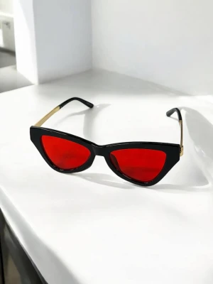 Оптом окуляри сонцезахисні "cat-eye" м.0126 з темною пластиковою оправою та  золотистими дужками чорно-червоний в асортименті | Гуртом дешево  сонцезахисні окуляри м.0126 - фото 1