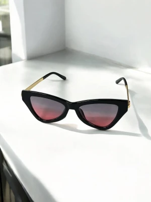 Оптом окуляри сонцезахисні "cat-eye" м.0126 з темною пластиковою оправою та  золотистими дужками чорно-рожевий в асортименті | Гуртом дешево  сонцезахисні окуляри м.0126 - фото 1