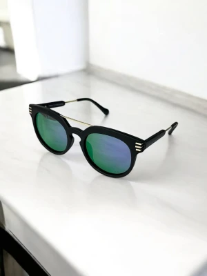 Оптом окуляри сонцезахисні м.9902 із пластиковою оправою та вставками на дужках чорний в асортименті | Гуртом замовити окуляри сонцезахисні дешево м.9902 - фото 1